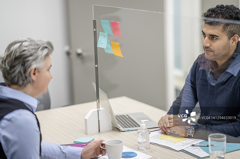 疫情期间办公室桌上的玻璃隔断图片素材