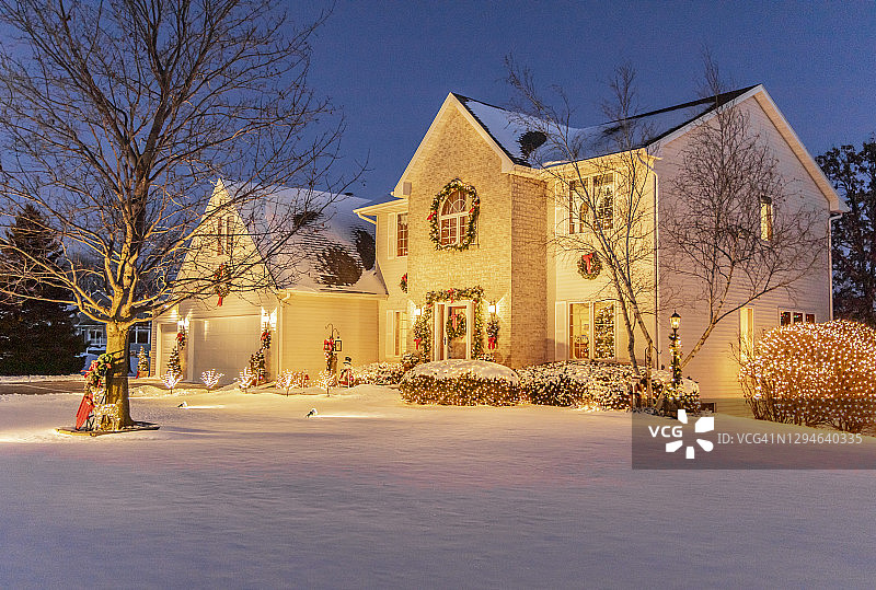 美丽的，闪闪发光的节日房屋装饰着圣诞彩灯图片素材