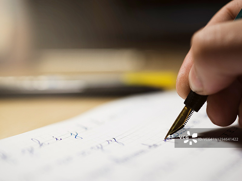 学习书法、手写、字母的过程图片素材