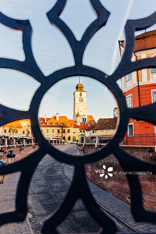 从罗马尼亚特兰西瓦尼亚锡比乌谎言桥看到的皮亚塔米卡（小广场）钟楼图片素材