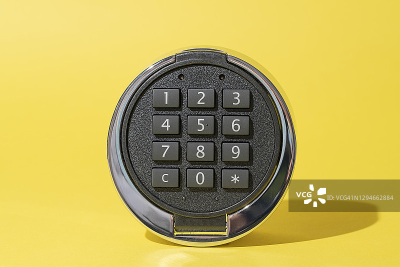黄色背景上的安全锁垫图片素材