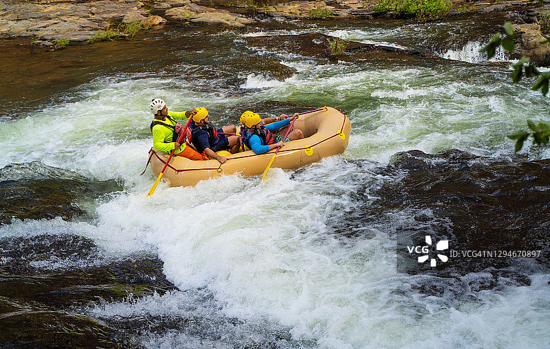在哥斯达黎加的激流中航行图片素材