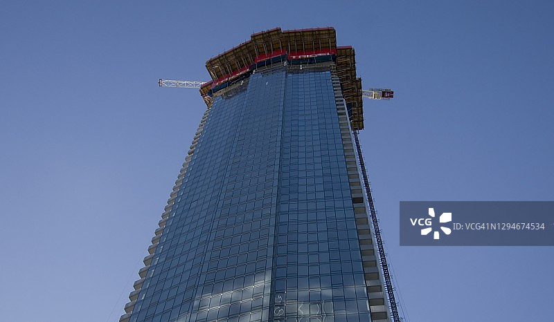 仰望办公摩天大楼的建设图片素材