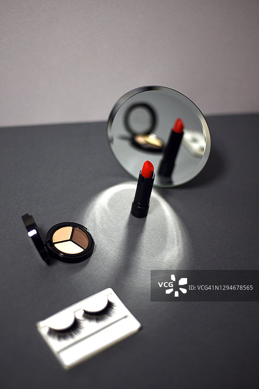 极简主义概念，含化妆品和镜子。图片素材