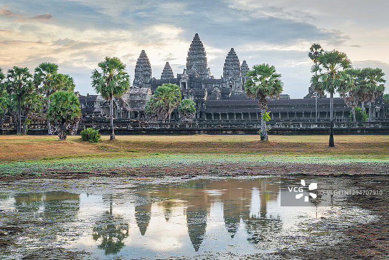 柬埔寨暹粒吴哥窟北吴哥宝塔日出图片素材