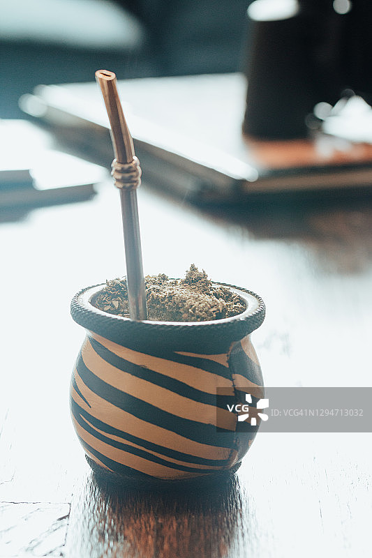 乌拉圭传统饮品：苦味马黛茶特写图片素材