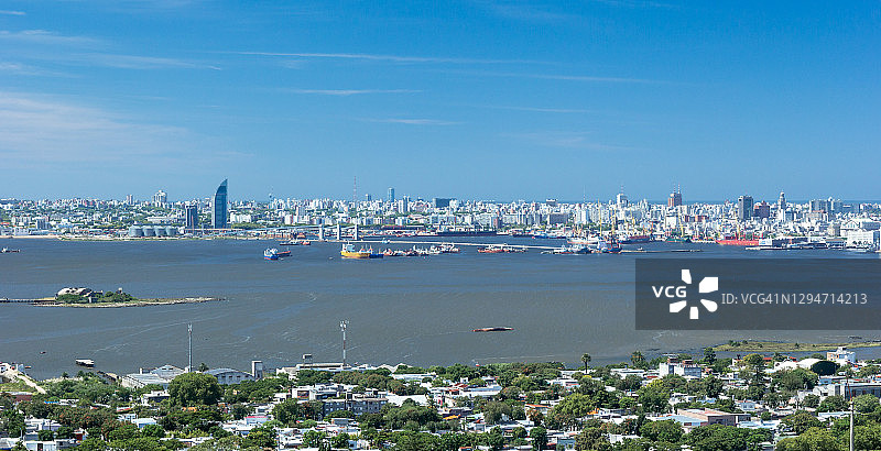 乌拉圭蒙得维的亚天际线和港口景观图片素材