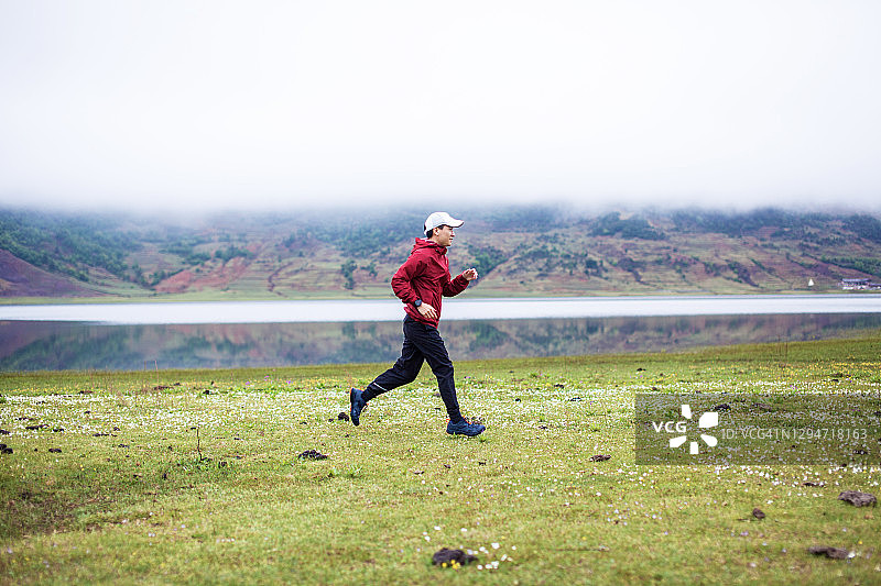 年轻男人在户外跑步图片素材
