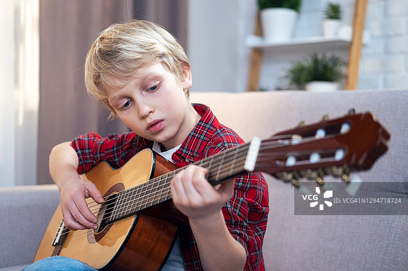 弹吉他图片素材