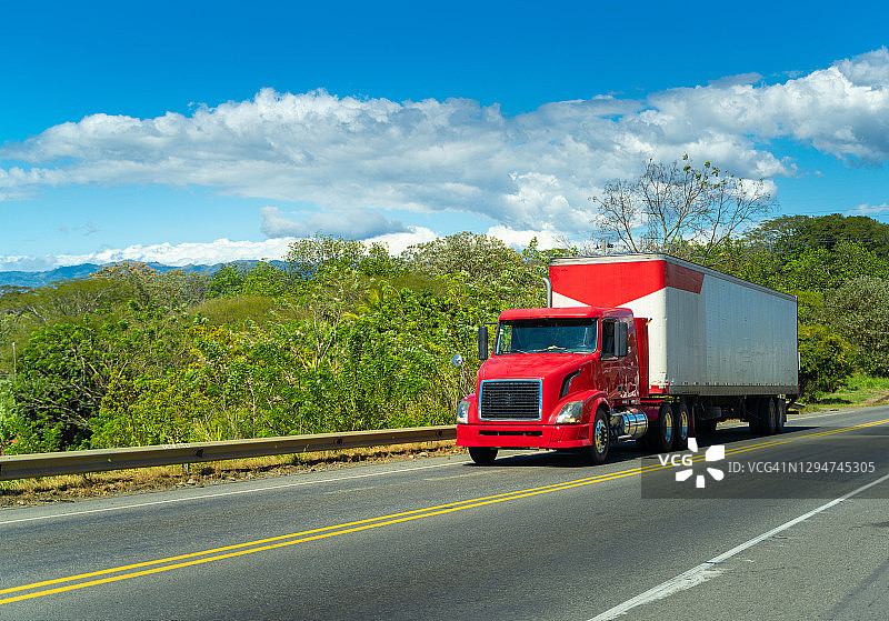 哥斯达黎加高速公路上的红白半挂卡车图片素材