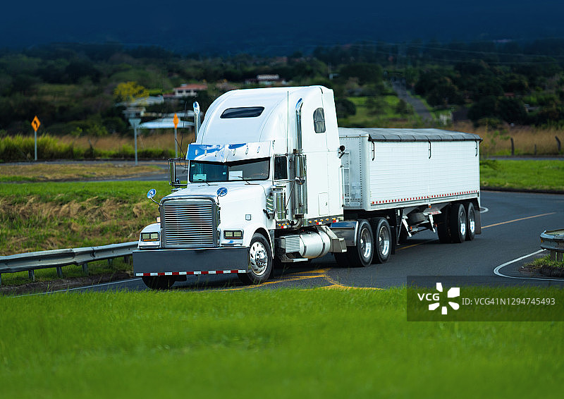 行驶在哥斯达黎加的白色半挂卡车图片素材