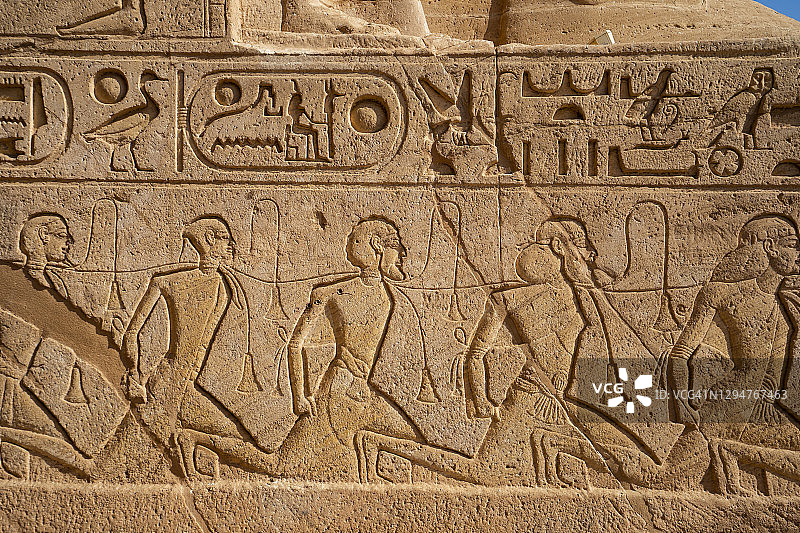 阿布辛贝神庙内的石雕：法老拉美西斯二世大战赫梯帝国（埃及阿斯旺附近）图片素材