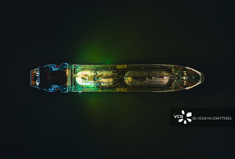 夜间海上的石油或液化石油气船只等待装卸图片素材