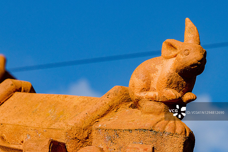 葡萄牙马德拉屋顶上的泥塑人像图片素材