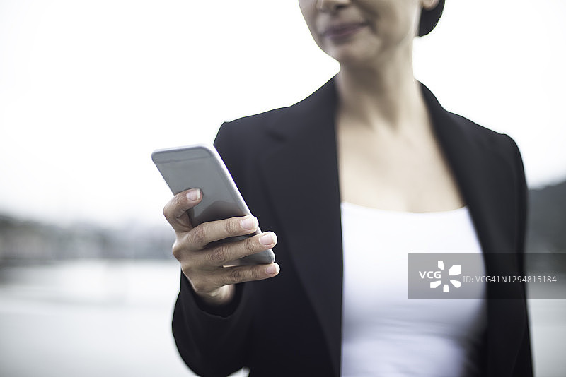 使用智能手机的女商人图片素材