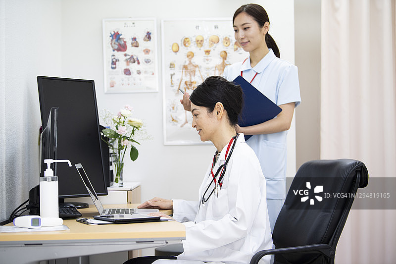 女医生检查男病人图片素材