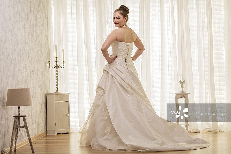 美丽的新娘回头看向镜头图片素材