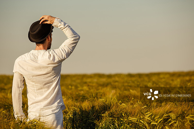 男子隔离后享受大自然图片素材