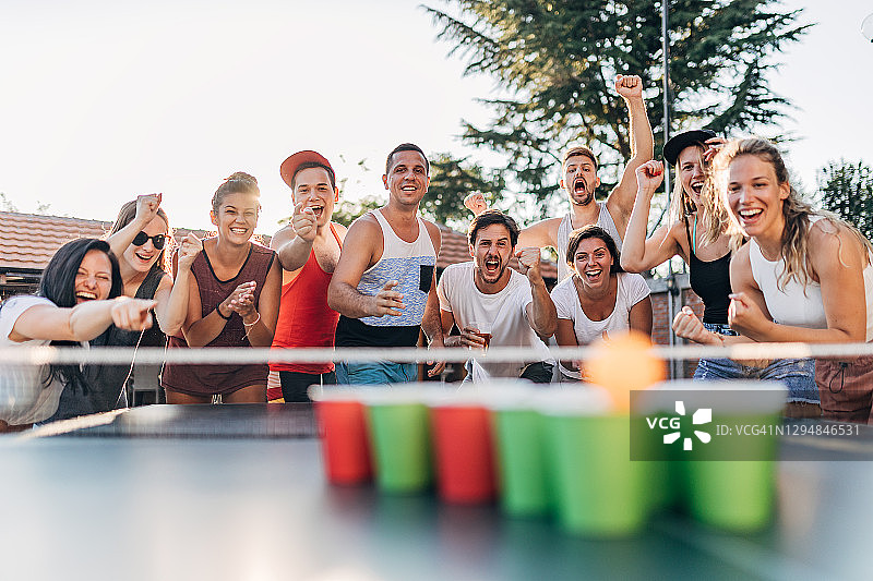 朋友们玩啤酒乒乓图片素材