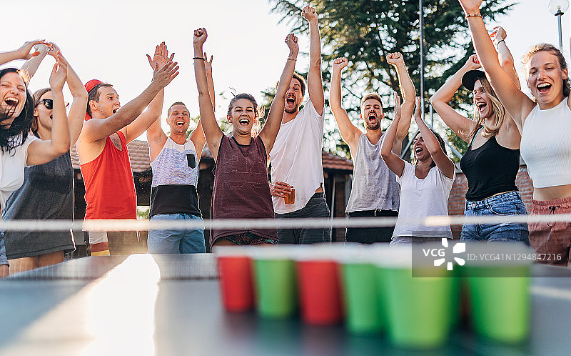 一群年轻有魅力的人在玩啤酒乒乓图片素材