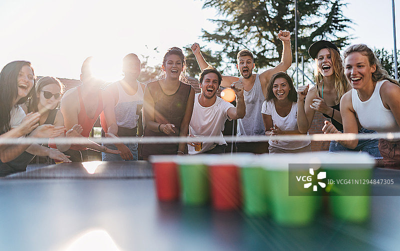 年轻人在夏季玩啤酒乒乓球图片素材