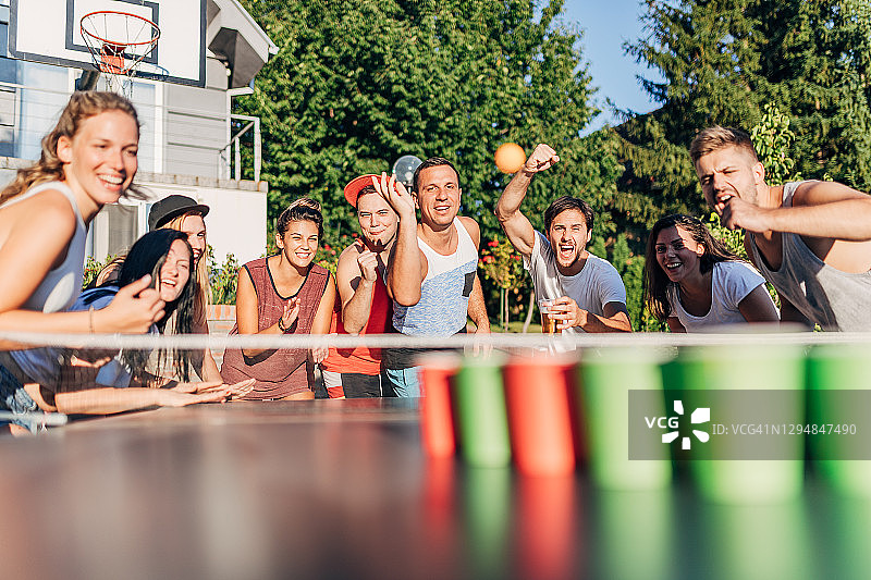 在后院玩啤酒乒乓图片素材