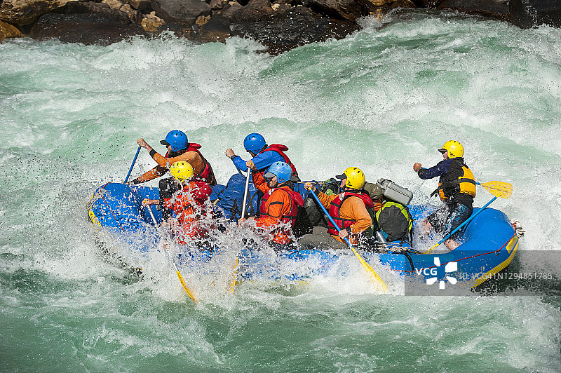 在尼泊尔西部卡纳利河的白水激流中漂流图片素材