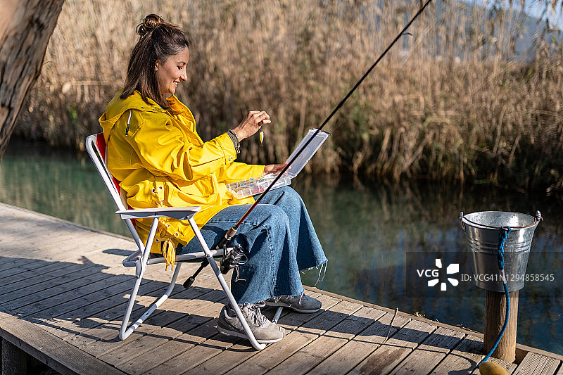 年轻女性试图抓鱼图片素材