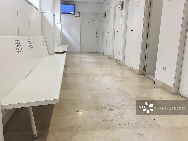 医院候诊室，因新冠疫情保持安全距离图片素材