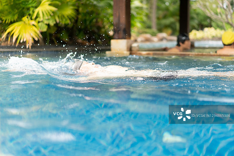 游泳的人们图片素材