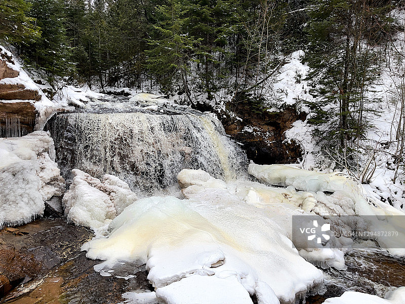 密歇根上半岛雪中的赛布尔瀑布图片素材