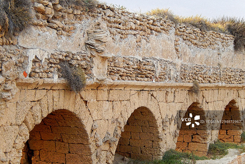 凯撒利亚罗马引水渠细节，暮光下的四个拱门图片素材