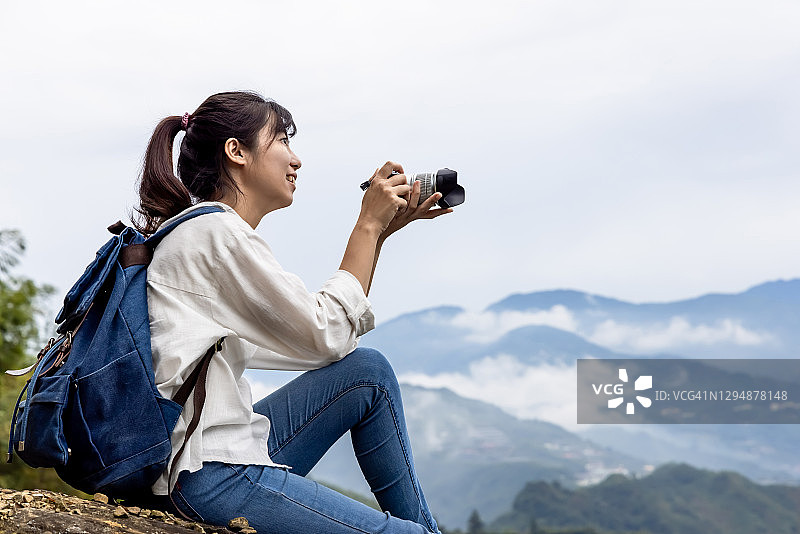 旅行者用相机拍照图片素材