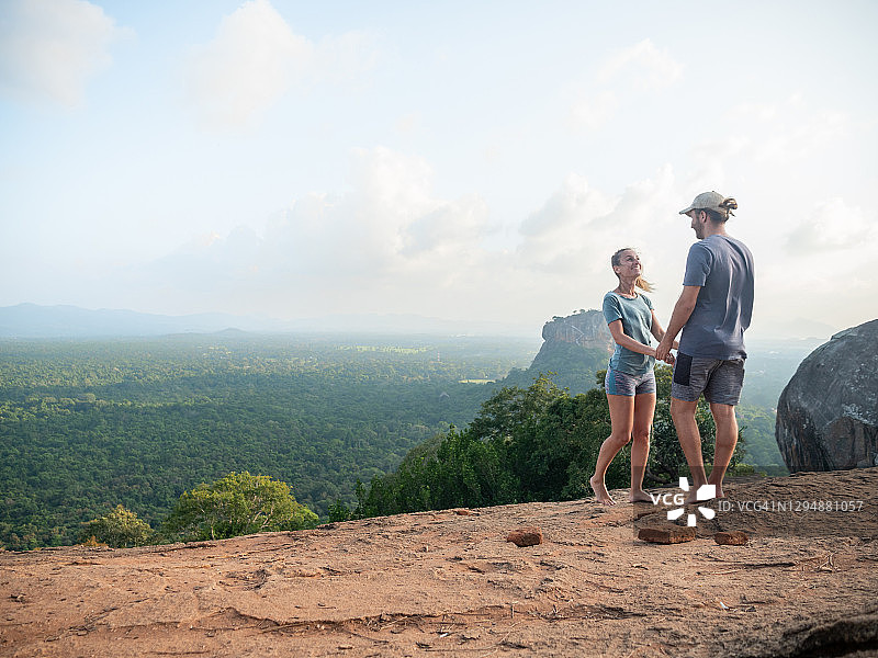 浪漫情侣站在斯里兰卡著名岩石顶端图片素材