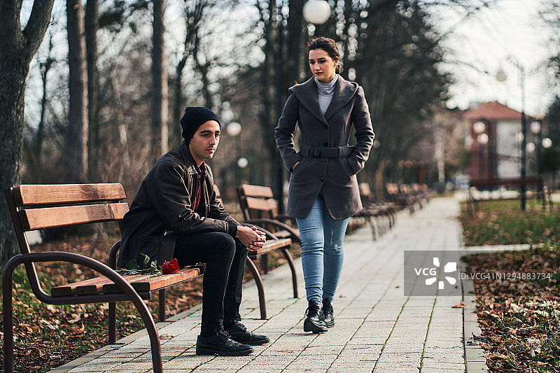 在情人节分手的悲伤的年轻夫妇图片素材