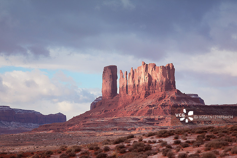 亚利桑那州纪念碑谷的砂岩孤峰图片素材