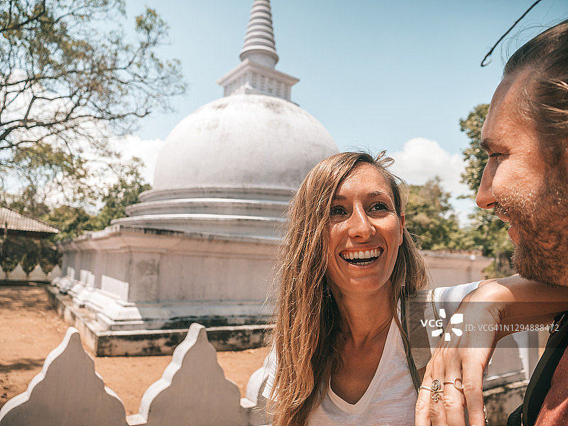 情侣眺望白色圆顶寺庙图片素材