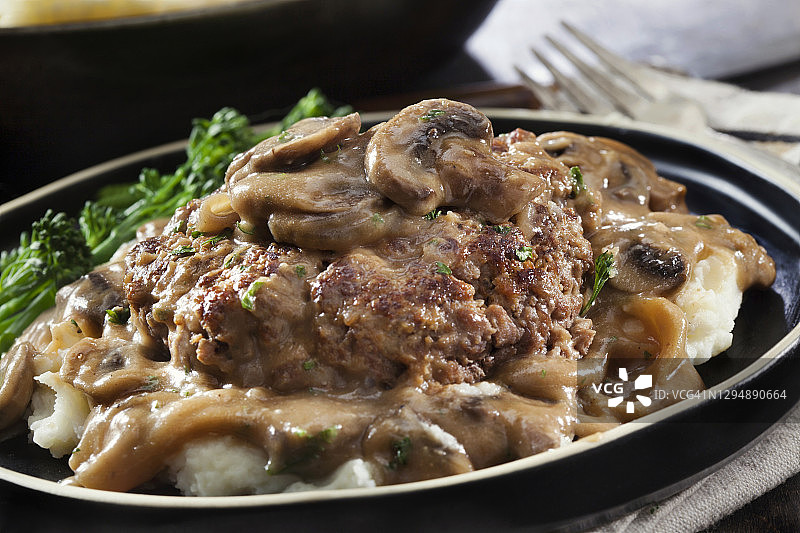 蘑菇洋葱浓汁 Salisbury 牛排配土豆泥图片素材