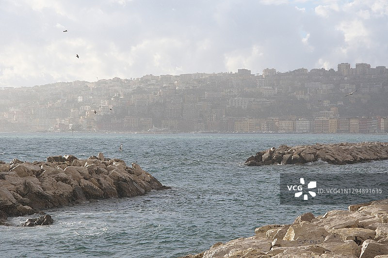 从基亚亚海滨眺望梅尔杰利纳和波西利波山图片素材