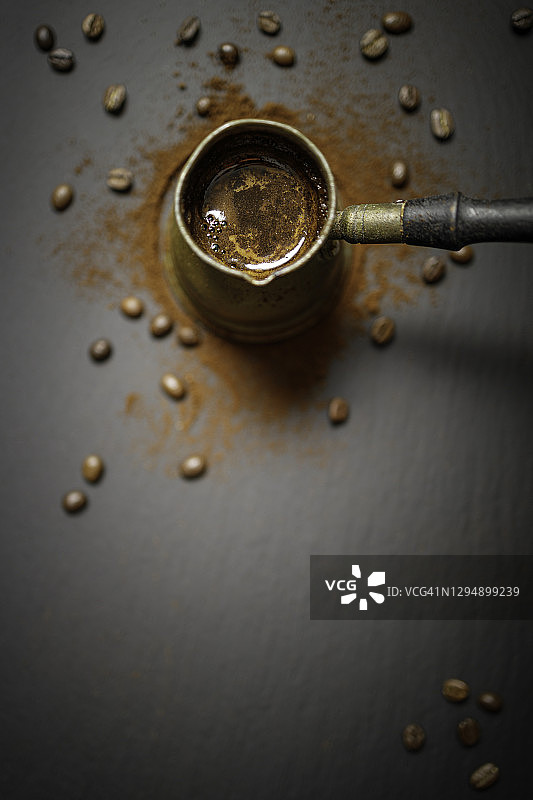 土耳其铜制咖啡壶与烘焙咖啡豆图片素材