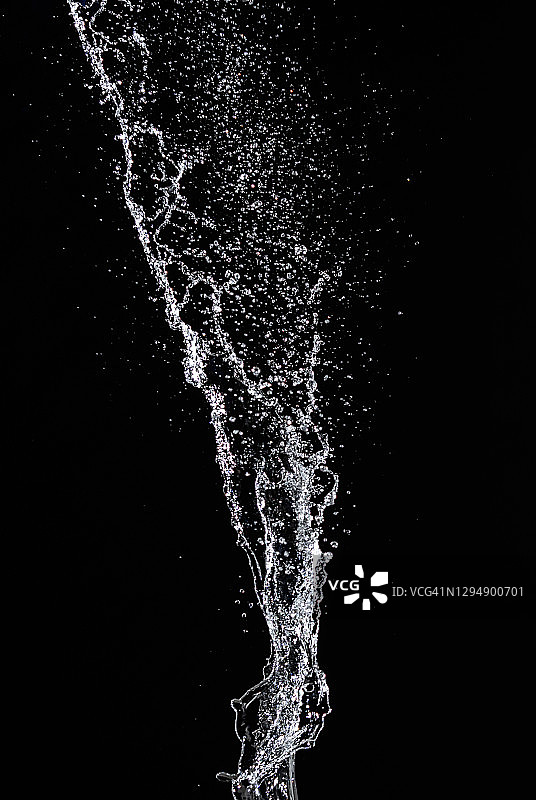 悬浮在空中的水花、水滴和水雾图片素材