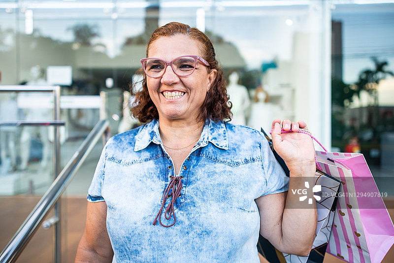 购物的年长女性图片素材