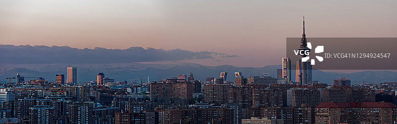 马德里商业区黄昏全景图片素材