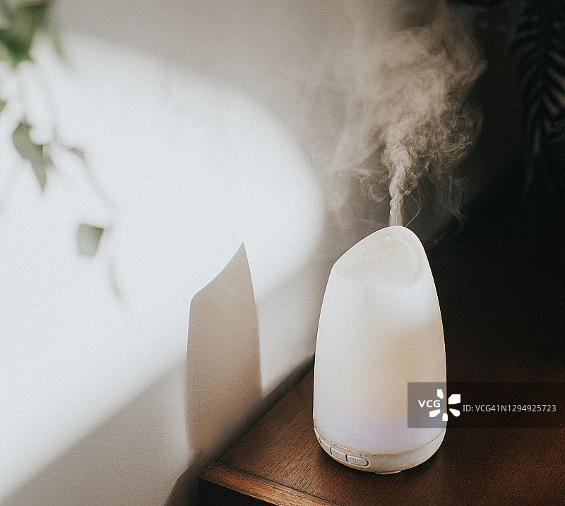 家用环境中的白色精油扩散器/加湿器图片素材
