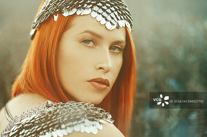 身穿银色服装和头饰的红发战士图片素材