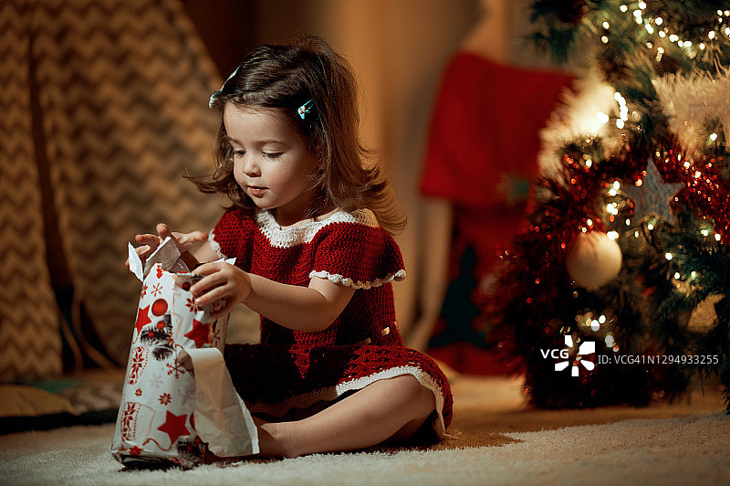 拆礼物的可爱女婴图片素材