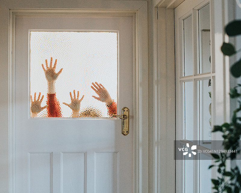 手压在旧室内门玻璃窗上的概念图图片素材