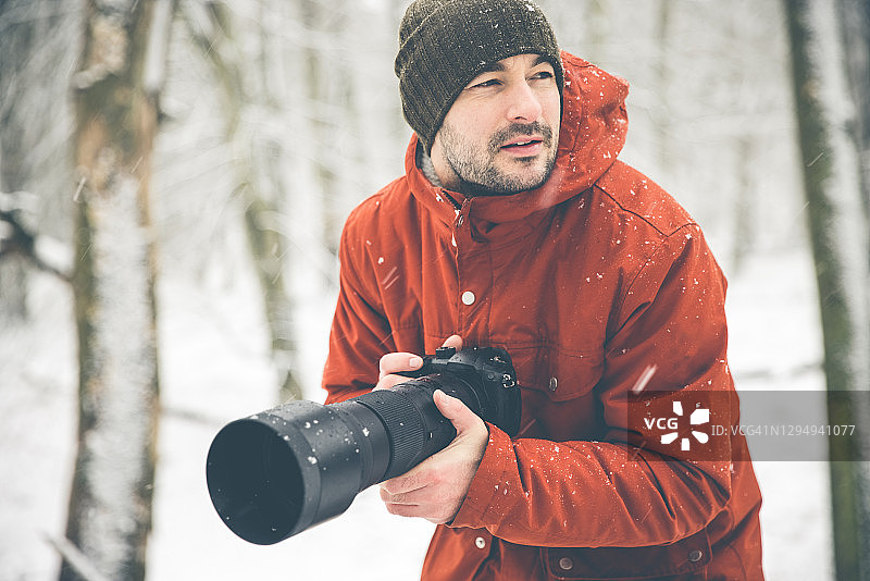 冬季仙境中的野生动物摄影师图片素材