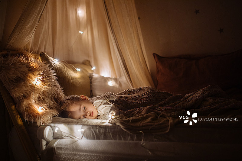 学龄前女童在舒适的床上睡觉图片素材