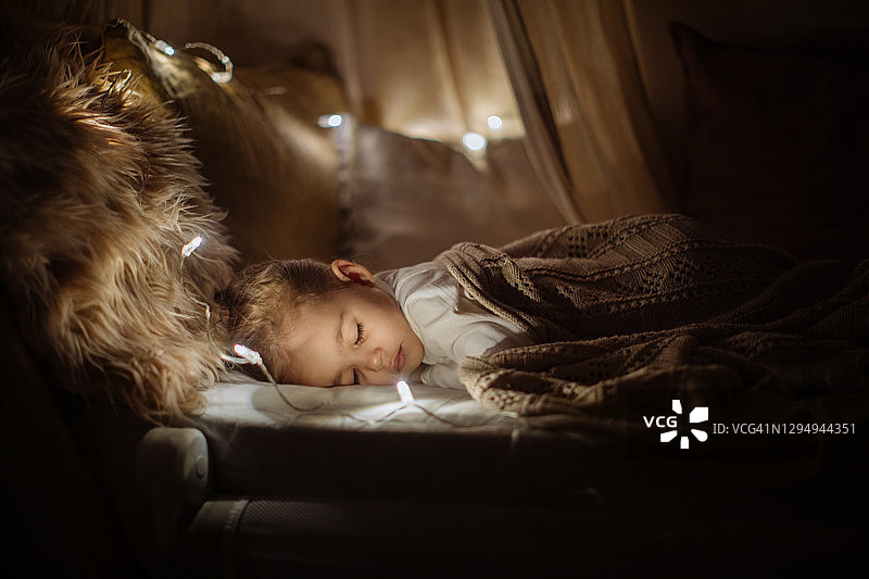 学龄前女童在舒适的床上睡觉图片素材